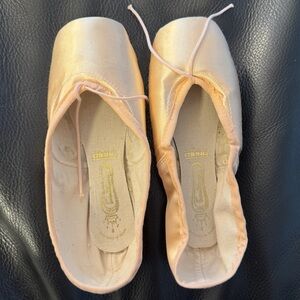 Freed of London Pointe Shoes Y maker